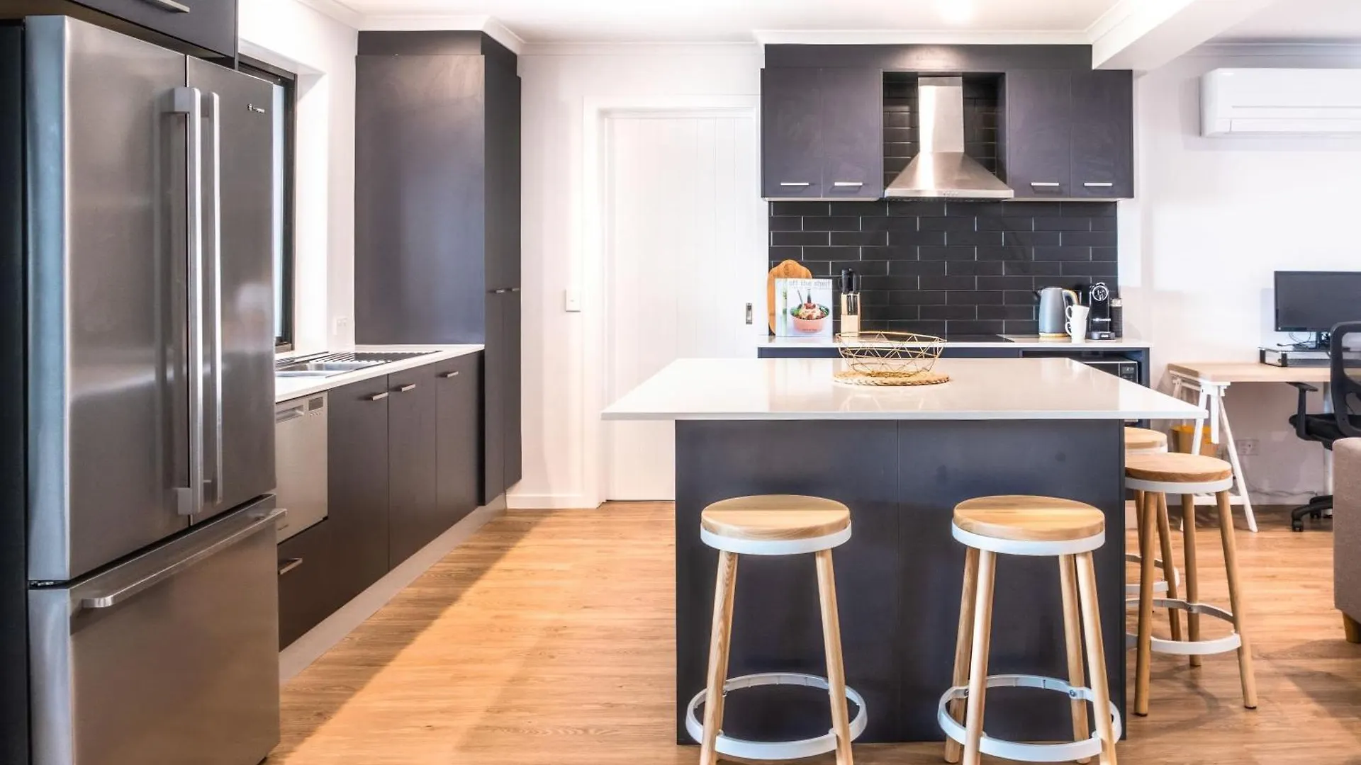Modern Pet-Friendly Mudjimba Townhouse Villa 0*,